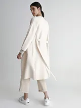 Tapado largo color crema, con pespuntes a contratono y cinto.