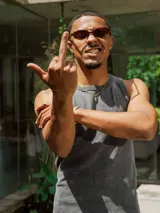 Musculosa de tejido morley lavado, color gris oscuro, con cuello redondo y roturas en el cuello.