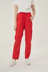 Pantalón babucha rojo de tela rústica con cintura elastizada y cordón ajustable.