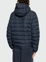 Campera puffer corta azul marino con capucha ajustable, cierre frontal y bolsillos laterales.