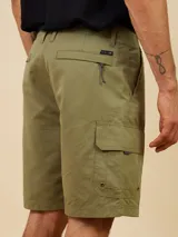 Bermuda cargo color verde oliva, con bolsillos laterales y traseros con solapa.