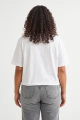 Remera boxy fit de manga corta y cuello redondo, diseño liso.