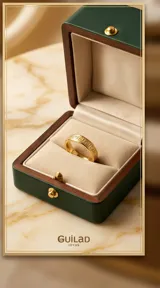 Anillo de acero con baño de oro, con diseño grabado de guarda griega en toda su superficie.