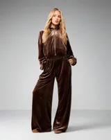Conjunto de dos piezas de terciopelo color chocolate, compuesto por una campera oversized con cierre frontal y un pantalón wide leg de tiro alto con cintura elastizada.
