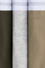 Pack de tres calzoncillos tipo trunk, confeccionados en punto elástico de algodón con tecnología Lycra® Xtra Life™. Incluye un par color beige, uno gris jaspeado y uno verde oliva, todos con cintura elástica blanca con franjas grises y parte delantera forrada.