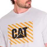 Remera blanca de algodón con logo de Caterpillar (CAT) estampado en el pecho, con letras negras y fondo a rayas diagonales amarillas.