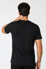 Remera de manga corta y cuello redondo, color blanco, de corte holgado, con estampa pequeña de un velero en el pecho.