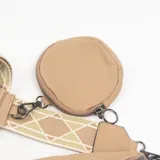 Bandolera color beige con cierre principal, correa ancha ajustable con diseño geométrico y monedero circular extraíble.