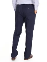 Pantalón de gabardina azul marino RKF modelo Wfclassic, con tratamiento antiarrugas, calce modern fit, tiro medio, bolsillos laterales y traseros.