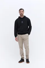 Canguro negro con capucha y cordones ajustables. Presenta un estampado pequeño en el pecho con la frase 'Find Your Focus' y un bolsillo frontal tipo canguro.