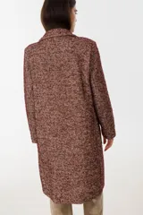 Tapado de paño a cuadros tartán en tonos rojo, azul, amarillo y blanco sobre base negra, con cuello solapa y cierre frontal con botones.