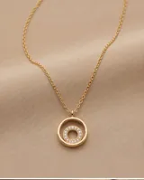 Collar de plata con baño de oro y diseño de doble círculo, decorado con circonias en el círculo interior.