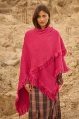 Chal de tejido liviano de algodón color fucsia, con flecos decorativos en los bordes y caída fluida.