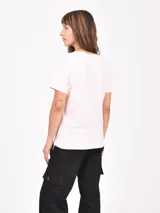 Remera negra de manga corta con cuello redondo y estampado frontal en gris que dice "NEVADA CARSON CITY USA" y el número "35".