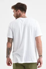 Remera manga corta con cuello redondo en color blanco, de corte clásico y diseño liso.