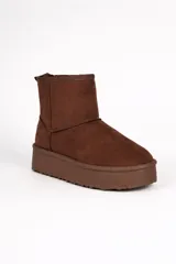 Bota corta color beige de gamuza sintética con plataforma y forro interior de piel sintética.