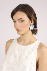 Blusa blanca de broderie con cuello redondo y sin mangas.