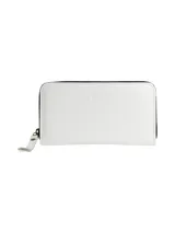 Billetera de cuero vacuno color blanco, con cierre metálico y tiracierre de cuero. Interior con múltiples ranuras para tarjetas y billetes, bolsillo monedero central con cierre y espacio extra para guardado.