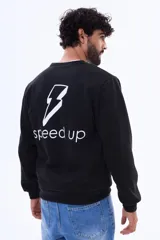 Buzo de felpa color negro, de cuello redondo y manga larga, con estampa blanca en la espalda que incluye un rayo y el texto speed up.