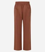 Pantalón recto color ladrillo, confeccionado en tejido orly con cintura elástica trabajada.