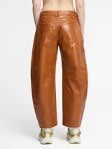 Pantalón marrón de cuero sintético, corte ancho y tiro alto.