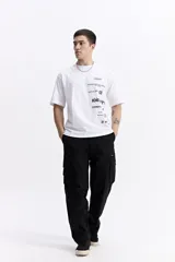 Pantalón cargo de corte baggy, con diseño amplio en piernas y cadera, bolsillos laterales tipo cargo y cierre frontal.