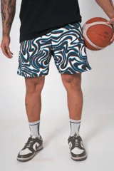 Short deportivo con estampado abstracto en blanco, negro, rojo y celeste.