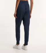 Pantalón jogger deportivo azul marino con cintura elástica ajustable mediante cordón, bolsillos laterales y puños elásticos en los tobillos.