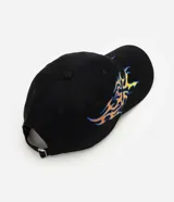 Gorra de algodón negra con visera curva y diseño estructurado, que presenta un bordado lateral con detalles tribales de fuego en tonos azules y dorados.