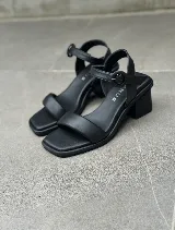 Sandalias de cuero negras con taco bloque bajo y pulsera al tobillo con hebilla.