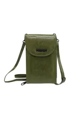 Billetera color verde militar con correa desmontable y cierre con solapa con broche imantado.