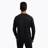Remera técnica de manga larga Merrell, diseñada como primera capa. Presenta cuello redondo, logo reflectivo en el pecho y aberturas para el pulgar en los puños. Confeccionada en tejido de secado rápido con costuras planas para mayor confort.