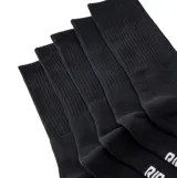 Pack de cinco pares de medias tipo crew de color negro, con tejido acanalado en la caña y logo de la marca estampado en blanco sobre el empeine.