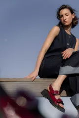 Sandalias negras de charol con plataforma y hebillas plateadas.