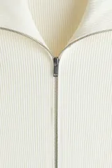 Saco de punto acanalado color blanco, con cuello elevado y cierre bidireccional delantero, de manga larga y corte ajustado.