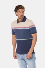 Remera polo de manga corta con diseño de franjas horizontales en tonos azul, gris, verde y detalles en rosado. Cuenta con cuello clásico y cierre frontal de botones.