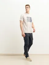 Pantalón de gabardina color marrón, corte recto, con bolsillos laterales y traseros.