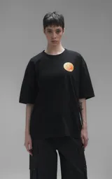 Remera negra de corte oversize con estampa frontal a todo color de personajes de Dragon Ball montados sobre el dragón Shenlong.