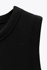 Top negro de tejido acanalado (rib), con cuello redondo y tirantes anchos, de corte ajustado.