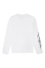 Camiseta de manga larga color blanco, con cuello redondo y corte holgado. Presenta un estampado tipográfico en el pecho y detalles gráficos en la manga.