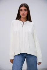 Sweater blanco de punto trenzado, con cuello redondo y mangas largas.