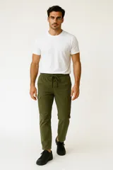 Pantalon cargo de algodón color verde militar, con cintura elástica con cordón ajustable y bolsillos laterales tipo cargo.