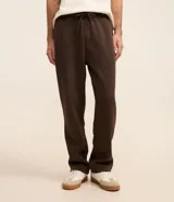 Pantalón recto color marrón, de corte holgado y cómodo, confeccionado en mezcla de algodón y poliéster. Cuenta con cintura elástica con lazo de ajuste y bolsillos laterales.