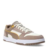 Championes urbanos Puma modelo Game Low SD, con diseño retro de bloques de color. Presentan una combinación de tonos beige, marrón y blanco, con detalles en amarillo. Confeccionados con una mezcla de gamuza y materiales sintéticos, incluyen plantilla SOFTFOAM+ para mayor amortiguación y suela de goma.