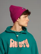 Gorro de lana celeste con logo de Rusty Mountain Club bordado en el frente.