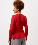 Saco de tricot negro con diseño peplum, cuello redondo, mangas largas y cierre frontal con botones. Presenta un corte ajustado en el torso que se ensancha en la cintura.