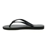 Chancletas negras de diseño clásico con tiras finas texturizadas y suela de goma antideslizante.