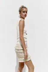 Camiseta color crudo de corte slim fit, con escote en pico, manga corta y tejido de punto acanalado.