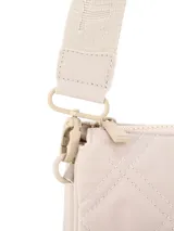 Bandolera matelassé de color beige con patrón de rombos, cierre superior con cremallera y correa regulable desmontable.