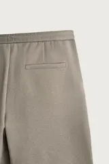 Bermuda regular fit de tejido elástico color blanco, con cintura elástica ajustable mediante cordón, bolsillos delanteros y bolsillos traseros de vivo.